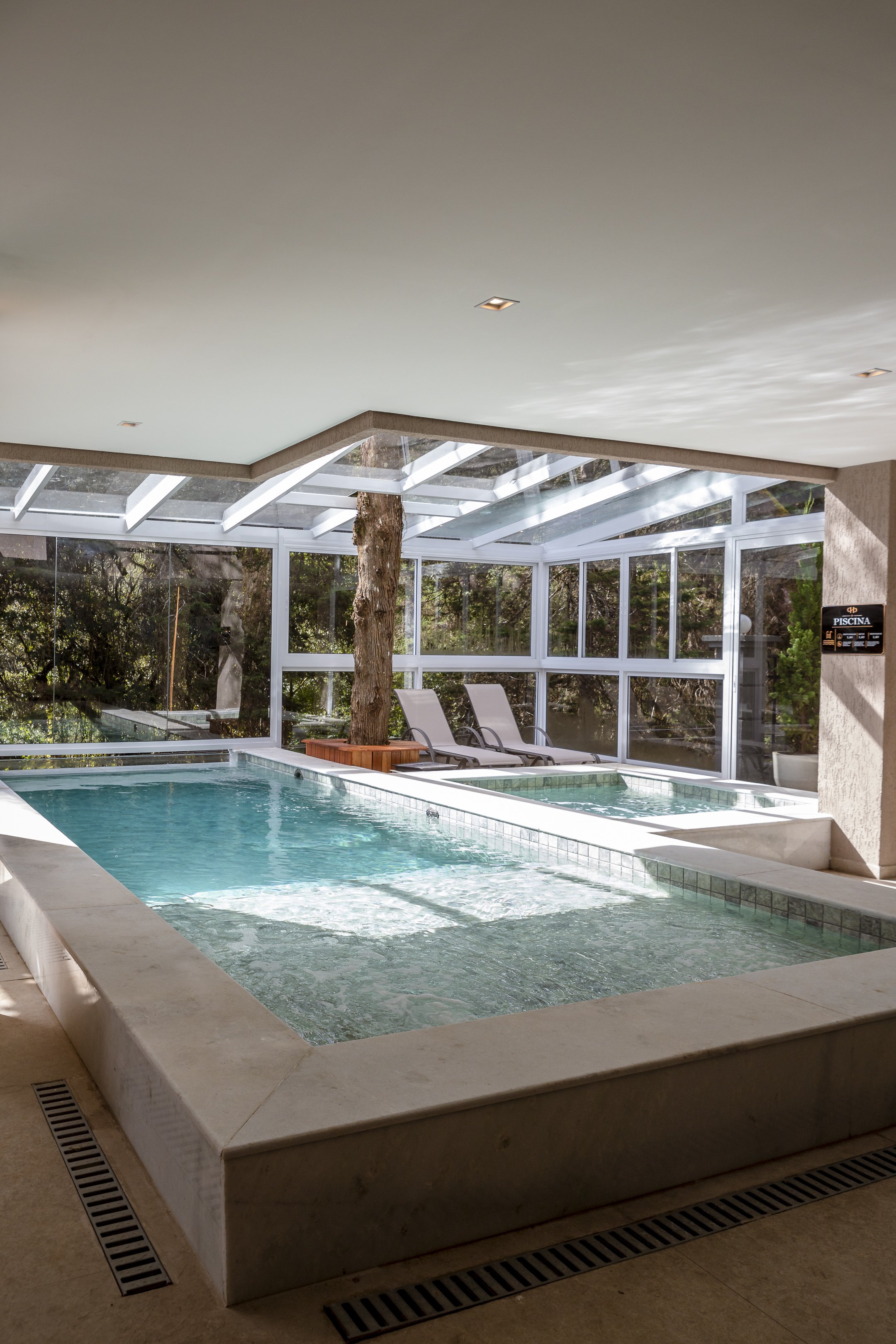 Piscina coberta e aquecida